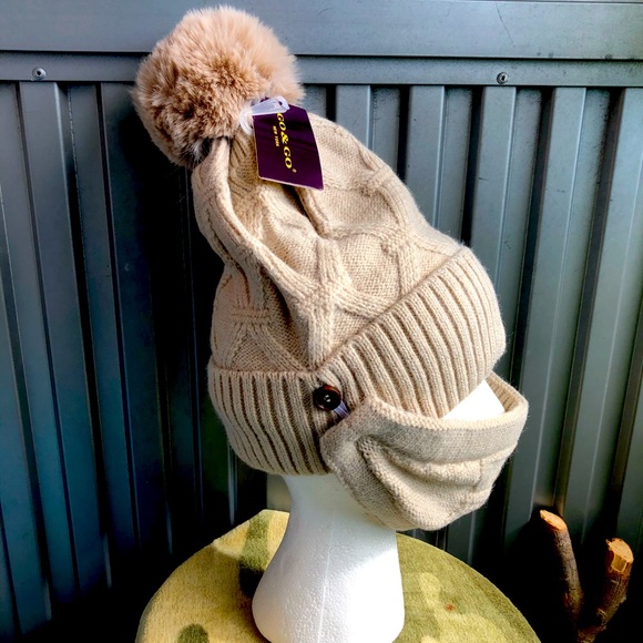 POM POM BEANIE - Picture 1 of 8